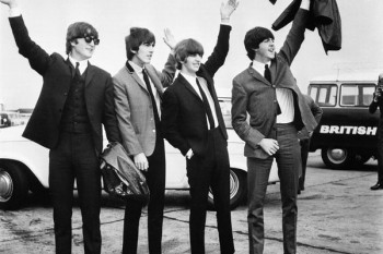 055. Постер: The Beatles приветствующие своих поклонников