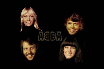 007. Постер: ABBA. Участники группы на черном фоне.