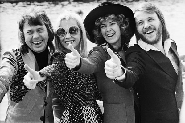 008. Постер: Черно-белое изображение группы ABBA.