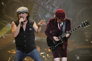 011. Постер: AC/DC и ее лидеры Brian Johnson и Angus Young