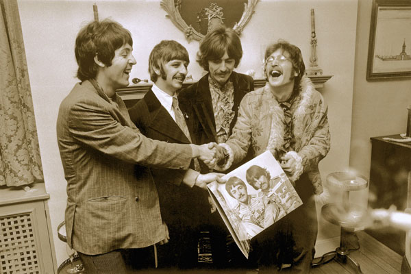 042. Постер: Первые экземпляры альбома the Beatles Sgt. Pepper's Lonely Hearts Club Band