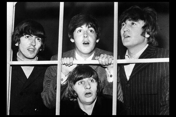 048. Постер: The Beatles в окне