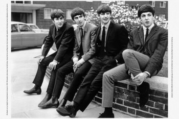 050. Постер: Участники the Beatles: Paul McCartney, George Harrison и Ringo Starr в 1965 г.