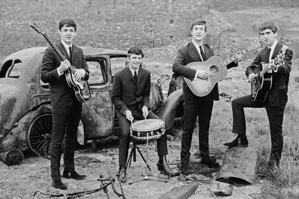 068. Постер: The Beatles на фоне старого автомобиля