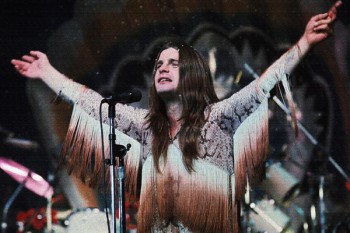 083. Постер: Ozzy Osbourne вокалист из Black Sabbath поет на концерте группы