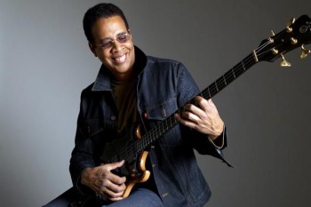 107. Постер: Stanley Clarke с гитарой