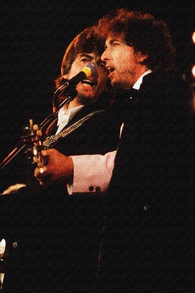 150. Постер: Bob Dylan выступает с George Harrison в 1988 году