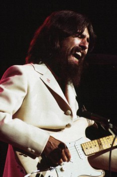 178. Постер: George Harrison поет и играет на гитаре