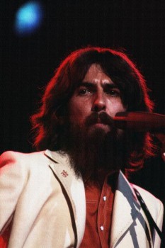 182. Постер: George Harrison играет на гитаре и поет на сцене. Концерт для Бангладеш