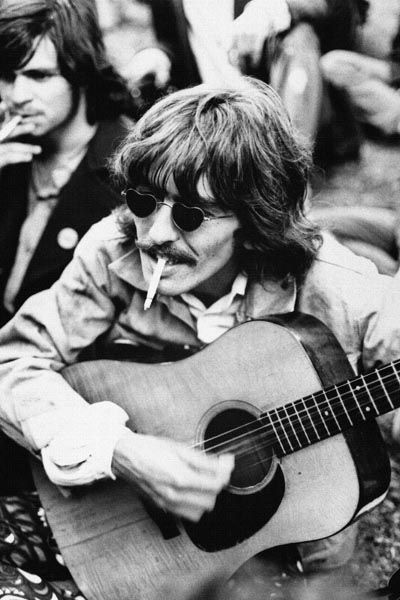 183. Постер: George Harrison играет на гитаре. Черно-белое фото