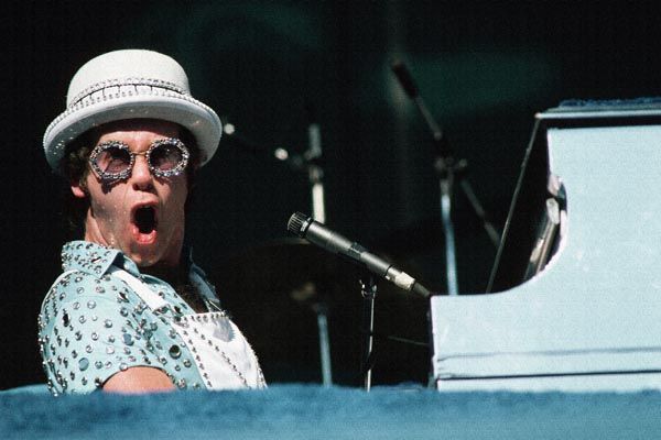 224. Постер: Elton John играет на рояле во время выступления