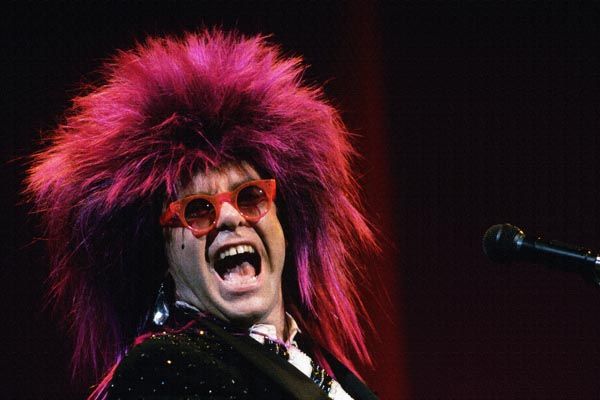 225. Постер: Певец Elton John в большом красном парике