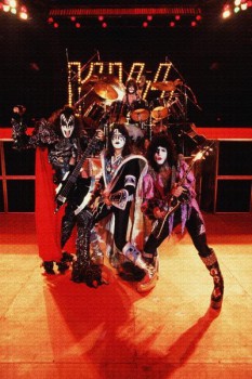 238. Постер: Kiss - команда, играющая в жанрах glam rock, shock rock и hard rock