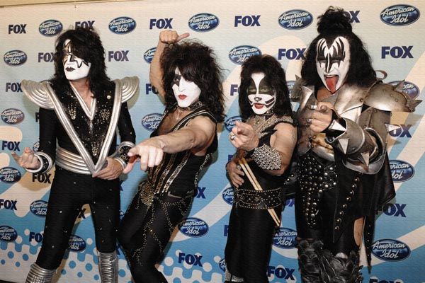 239. Постер: Рок-группа Kiss позирует за кулисами, после выступления на "American Idol" в финале в Лос-Анджелесе