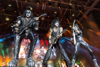 242. Постер: Kiss устраивали концерты, сопровождавшиеся различными пиротехническими эффектами