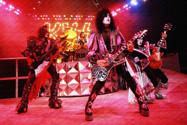 244. Постер: Группа Kiss выступает на концерте