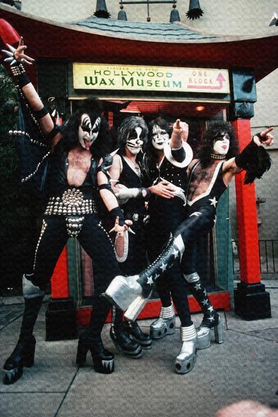 246. Постер: Kiss, где музыканты позируют перед камерой
