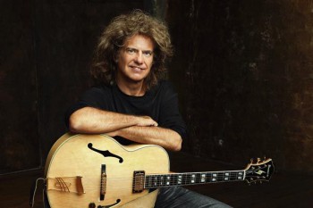 303. Постер: Pat Metheny с гитарой