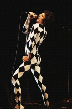 369. Постер: Freddie Mercury поет во время концерта Queen в 1977 году