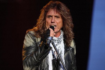 447-3. Постер: David Coverdale - обладатель одного из лучших голосов в рок-музыке, с микрофоном