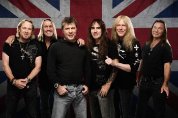 459. Постер: Группа Iron Maiden позирует на фоне национального флага